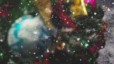 Tebrik sezon kavramı. Dekoratif ışık ve 4 k (Uhd yağan kar ile büyük Noel ağacı süsler kadeh gimbal)