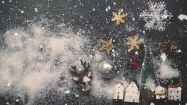 Tebrik sezon kavramı. Dekoratif ışık ve 4 k (Uhd yağan kar ile büyük Noel ağacı süsler kadeh gimbal)