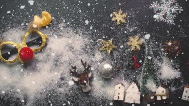 Tebrik sezon kavramı. Dekoratif ışık ve 4 k (Uhd yağan kar ile büyük Noel ağacı süsler kadeh gimbal)