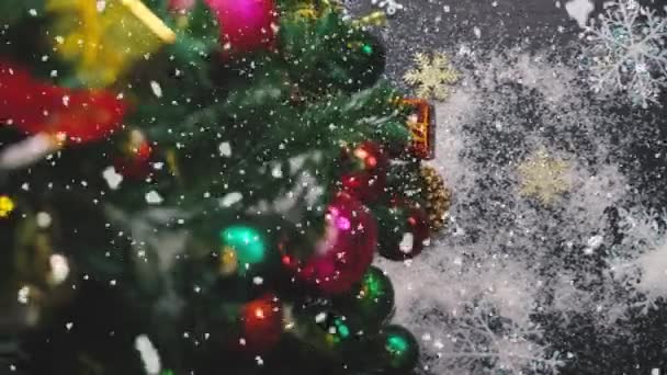 Saison de salutation concept.Gimbal tir d'ornements sur un grand arbre de Noël avec la lumière décorative et la neige tombante en 4k (UHD )