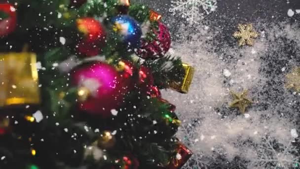 Groet Seizoen Concept Gimbal Shot Van Versieringen Een Grote Kerstboom — Stockvideo