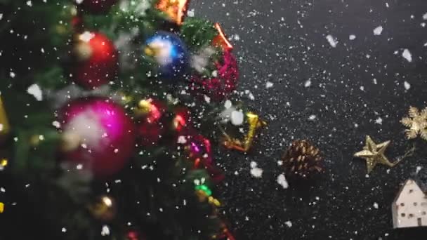 Groet Seizoen Concept Gimbal Shot Van Versieringen Een Grote Kerstboom — Stockvideo