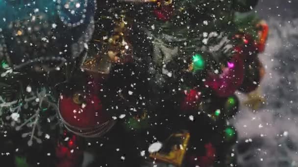 Gimbal Adornos Gran Árbol Navidad Con Luz Decorativa Caída Nieve — Vídeo de stock