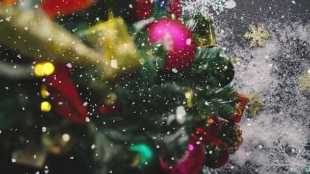 Saison de salutation concept.Gimbal tir d'ornements sur un grand arbre de Noël avec la lumière décorative et la neige tombante en 4k (UHD )