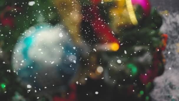 Gimbal Adornos Gran Árbol Navidad Con Luz Decorativa Caída Nieve — Vídeo de stock