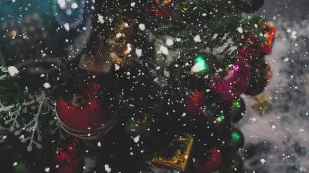 Gimbal Adornos Gran Árbol Navidad Con Luz Decorativa Caída Nieve — Vídeos de Stock