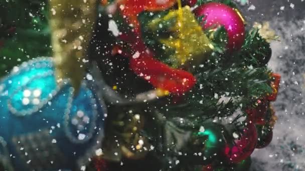 Saison Salutation Concept Gimbal Tir Ornements Sur Grand Arbre Noël — Video
