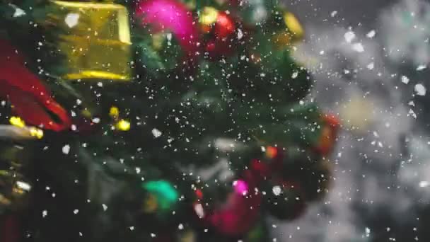 问候季节概念 在4K 的装饰灯和飘落的雪的大圣诞树上的装饰品的万向节拍摄 Uhd — 图库视频影像