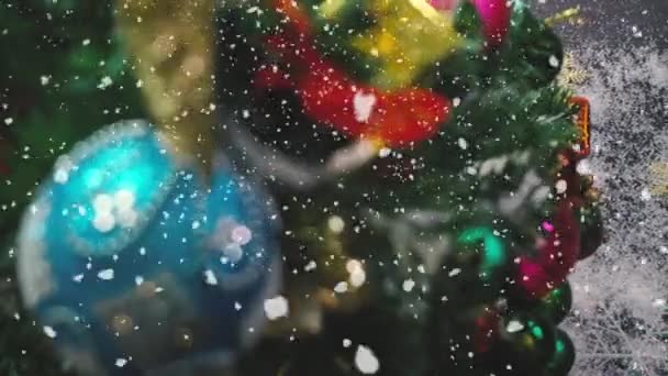 Saison de salutation concept.Gimbal tir d'ornements sur un grand arbre de Noël avec la lumière décorative et la neige tombante en 4k (UHD )