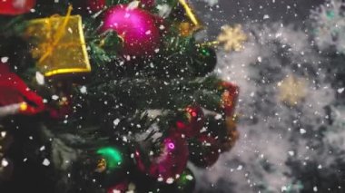 Tebrik sezon kavramı. Dekoratif ışık ve 4 k (Uhd yağan kar ile büyük Noel ağacı süsler kadeh gimbal)