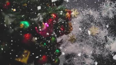 Tebrik sezon kavramı. Dekoratif ışık ve 4 k (Uhd yağan kar ile büyük Noel ağacı süsler kadeh gimbal)