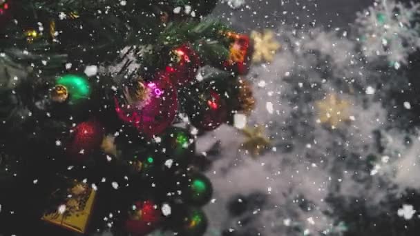 Saison de salutation concept.Gimbal tir d'ornements sur un grand arbre de Noël avec la lumière décorative et la neige tombante en 4k (UHD )