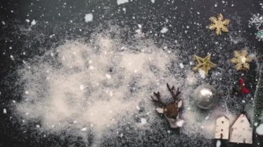 Tebrik sezon kavramı. Dekoratif ışık ve 4 k (Uhd yağan kar ile büyük Noel ağacı süsler kadeh gimbal)