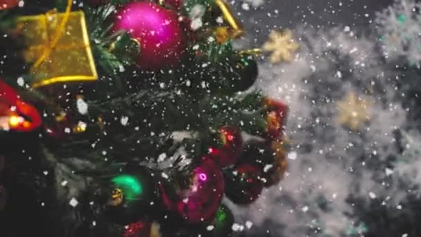 Saison Salutation Concept Gimbal Tir Ornements Sur Grand Arbre Noël — Video
