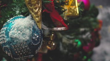 Tebrik sezon kavramı. Dekoratif ışık ve 4 k (Uhd yağan kar ile büyük Noel ağacı süsler kadeh gimbal)