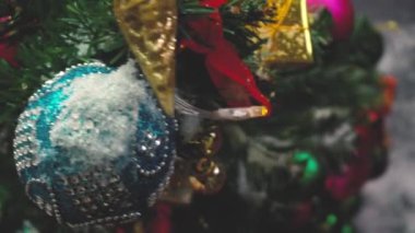 Tebrik sezon kavramı. Dekoratif ışık ve 4 k (Uhd yağan kar ile büyük Noel ağacı süsler kadeh gimbal)