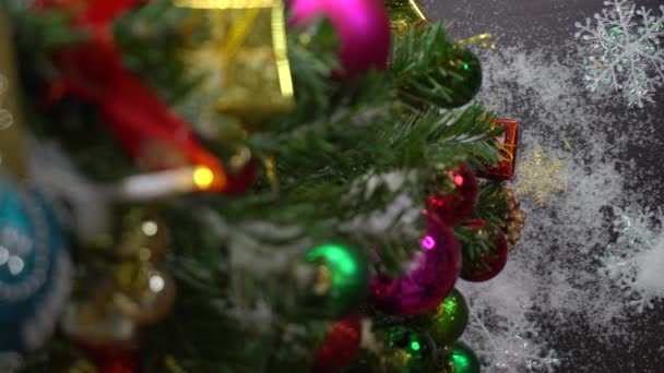 Groet Seizoen Concept Gimbal Shot Van Versieringen Een Grote Kerstboom — Stockvideo