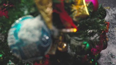 Tebrik sezon kavramı. Dekoratif ışık ve 4 k (Uhd yağan kar ile büyük Noel ağacı süsler kadeh gimbal)