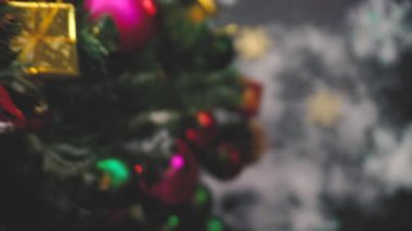 Tebrik sezon kavramı. Dekoratif ışık ve 4 k (Uhd yağan kar ile büyük Noel ağacı süsler kadeh gimbal)