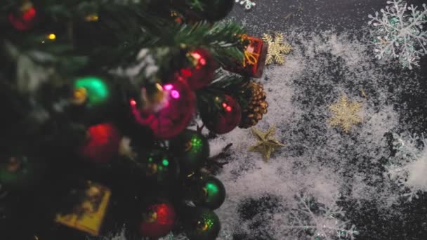Gimbal Tiro Ornamentos Uma Árvore Natal Grande Com Luz Decorativa — Vídeo de Stock