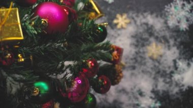 Tebrik sezon kavramı. Dekoratif ışık ve 4 k (Uhd yağan kar ile büyük Noel ağacı süsler kadeh gimbal)