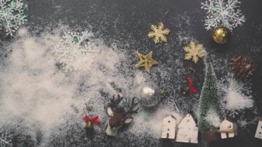 Tebrik sezon kavramı. Dekoratif ışık ve 4 k (Uhd yağan kar ile büyük Noel ağacı süsler kadeh gimbal)