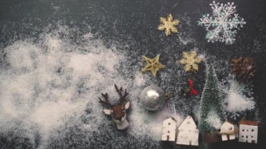 Tebrik sezon kavramı. Dekoratif ışık ve 4 k (Uhd yağan kar ile büyük Noel ağacı süsler kadeh gimbal)