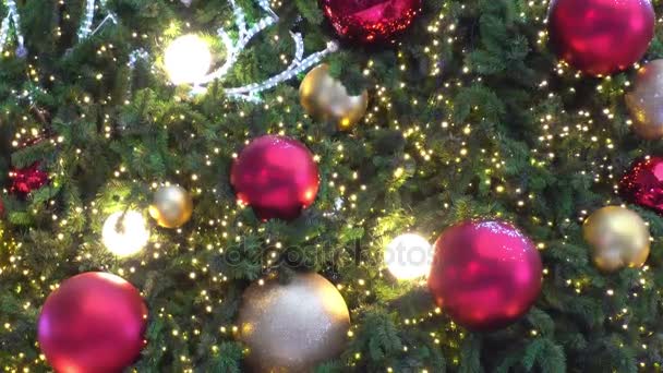 Penyambutan Season Concept Gimbal Shot Ornaments Big Christmas Tree Decorative — Stok Video