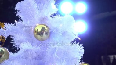 Tebrik sezon kavramı. Dekoratif ışık ve 4 k (Uhd yağan kar ile büyük Noel ağacı süsler kadeh gimbal)