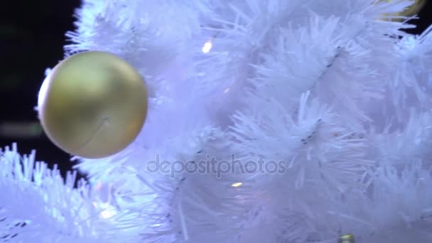 Gimbal Adornos Gran Árbol Navidad Con Luz Decorativa Caída Nieve — Vídeos de Stock