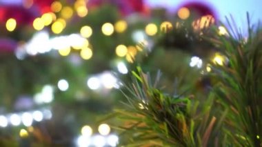 Tebrik sezon kavramı. Dekoratif ışık ve 4 k (Uhd yağan kar ile büyük Noel ağacı süsler kadeh gimbal)