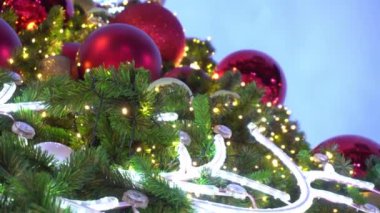 Tebrik sezon kavramı. Dekoratif ışık ve 4 k (Uhd yağan kar ile büyük Noel ağacı süsler kadeh gimbal)