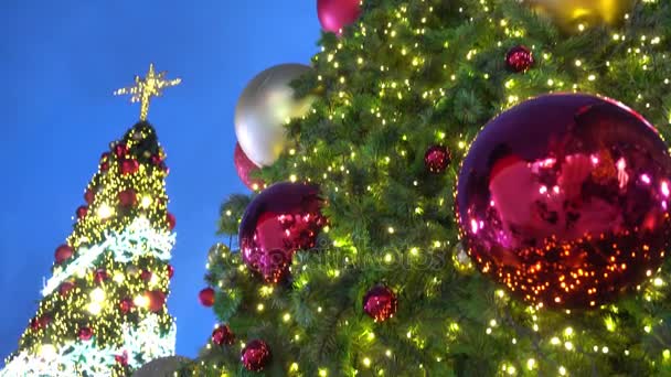 Concetto Stagione Saluto Colpo Ornamenti Grande Albero Natale Con Luce — Video Stock