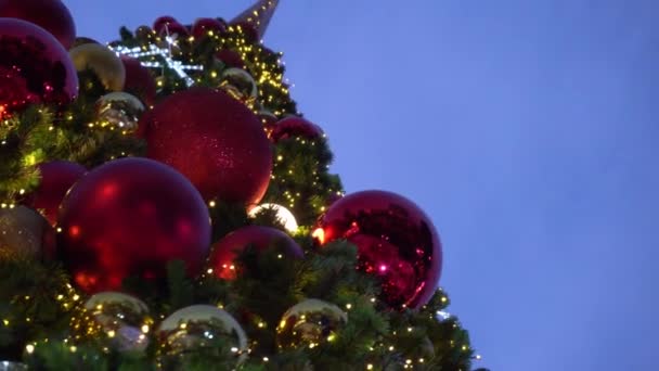 Gimbal Adornos Gran Árbol Navidad Con Luz Decorativa Caída Nieve — Vídeos de Stock