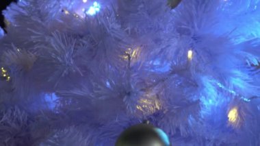 Tebrik sezon kavramı. Dekoratif ışık ve 4 k (Uhd yağan kar ile büyük Noel ağacı süsler kadeh gimbal)