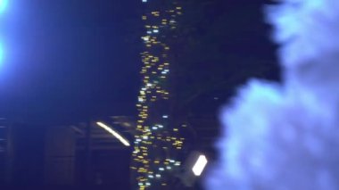 Tebrik sezon kavramı. Dekoratif ışık ve 4 k (Uhd yağan kar ile büyük Noel ağacı süsler kadeh gimbal)