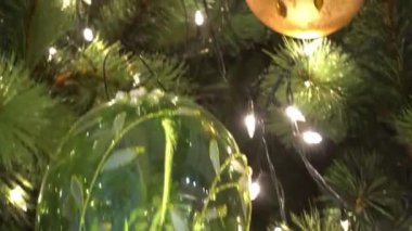 Tebrik sezon kavramı. Dekoratif ışık ve 4 k (Uhd yağan kar ile büyük Noel ağacı süsler kadeh gimbal)