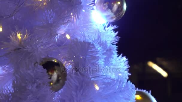 Gimbal Adornos Gran Árbol Navidad Con Luz Decorativa Caída Nieve — Vídeos de Stock