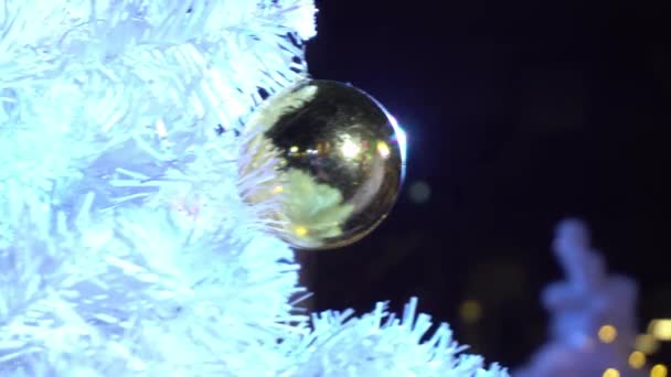 问候季节概念 在4K 的装饰灯和飘落的雪的大圣诞树上的装饰品的万向节拍摄 Uhd — 图库视频影像