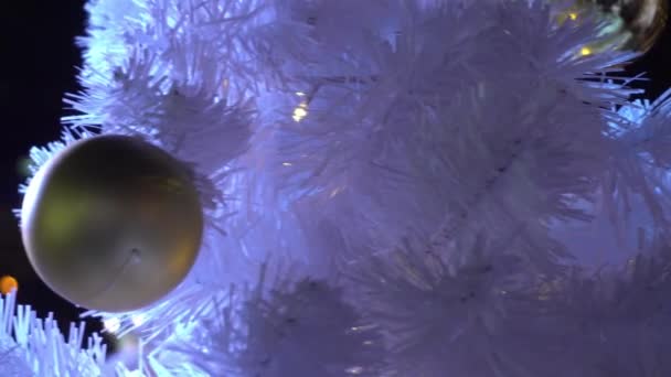 Gimbal Adornos Gran Árbol Navidad Con Luz Decorativa Caída Nieve — Vídeo de stock