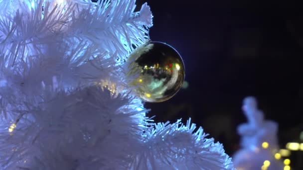 Gimbal Adornos Gran Árbol Navidad Con Luz Decorativa Caída Nieve — Vídeos de Stock