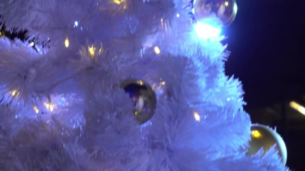 Gimbal Tiro Ornamentos Uma Árvore Natal Grande Com Luz Decorativa — Vídeo de Stock