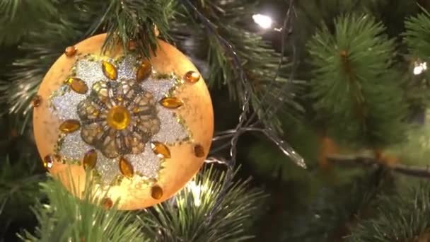 Saison de salutation concept.Gimbal tir d'ornements sur un grand arbre de Noël avec la lumière décorative et la neige tombante en 4k (UHD )