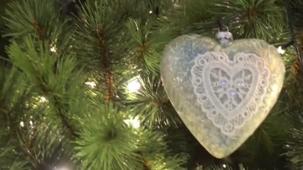 Saison de salutation concept.Gimbal tir d'ornements sur un grand arbre de Noël avec la lumière décorative et la neige tombante en 4k (UHD )