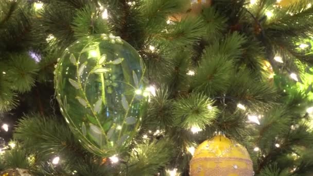 Gimbal Adornos Gran Árbol Navidad Con Luz Decorativa Caída Nieve — Vídeo de stock