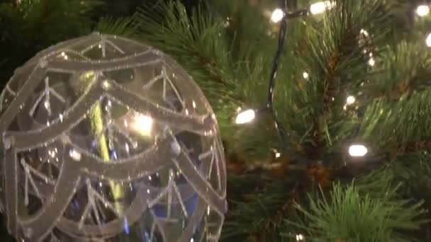 Gimbal Adornos Gran Árbol Navidad Con Luz Decorativa Caída Nieve — Vídeo de stock