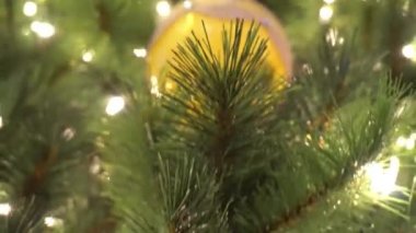 Tebrik sezon kavramı. Dekoratif ışık ve 4 k (Uhd yağan kar ile büyük Noel ağacı süsler kadeh gimbal)