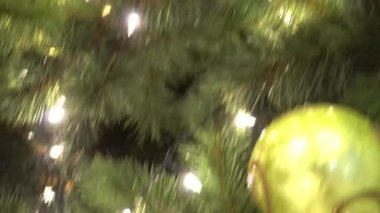 Tebrik sezon kavramı. Dekoratif ışık ve 4 k (Uhd yağan kar ile büyük Noel ağacı süsler kadeh gimbal)