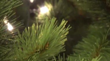 Tebrik sezon kavramı. Dekoratif ışık ve 4 k (Uhd yağan kar ile büyük Noel ağacı süsler kadeh gimbal)