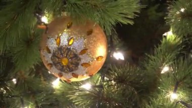 Tebrik sezon kavramı. Dekoratif ışık ve 4 k (Uhd yağan kar ile büyük Noel ağacı süsler kadeh gimbal)